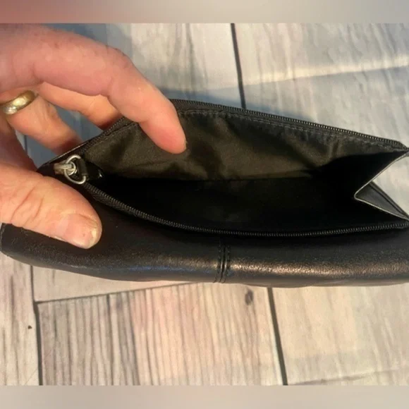 Coach Black Leather Essentials Poppy Trifold Wallet EUC​ - Picture 6 of 10